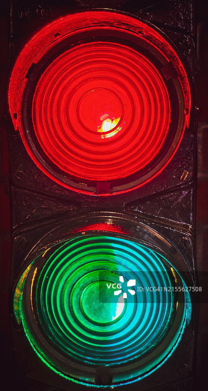 红绿灯信号：停止和通行图片素材