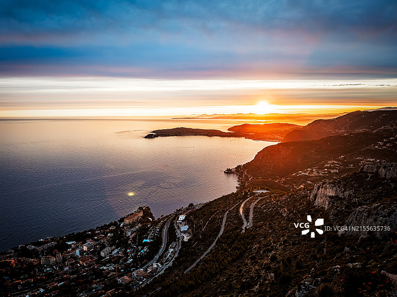 从法国滨海阿尔卑斯省拉图尔比蒙特卡洛 viewpoint 眺望圣让卡普费拉和地中海海岸的日落图片素材