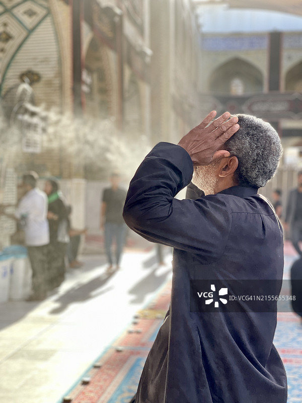 穆斯林男人在纳杰夫伊玛目阿里的圣殿祈祷图片素材