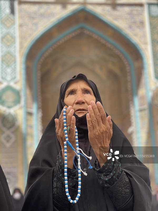 正在祈祷的穆斯林妇女图片素材