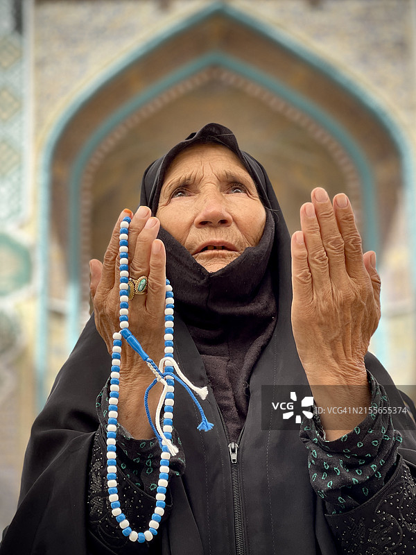 正在祈祷的穆斯林妇女图片素材