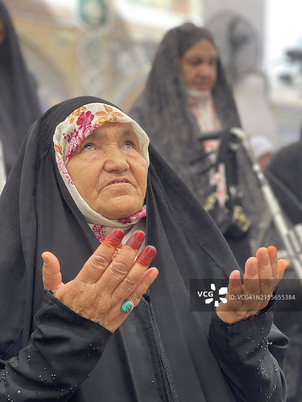 正在祈祷的穆斯林妇女图片素材