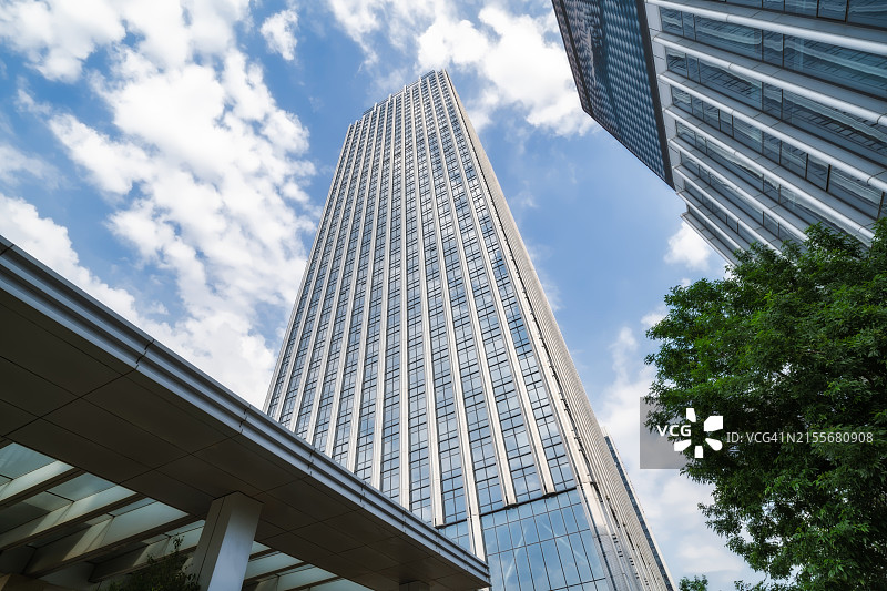 低角度拍摄的办公楼图片素材