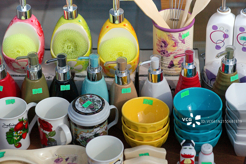 待售的廉价家居用品，以土耳其里拉标价图片素材