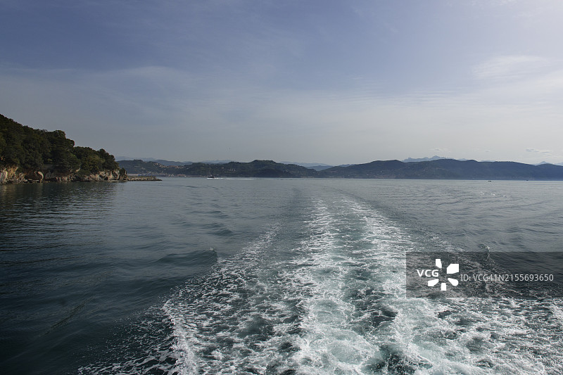 意大利五渔村沿岸的船尾波浪图片素材