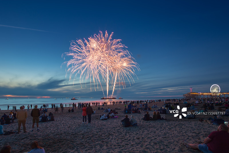 荷兰海牙：2018年斯海弗宁恩海滩国际烟花节上的游客图片素材