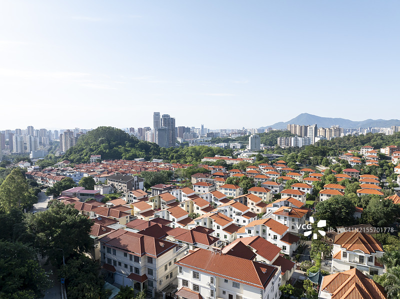 城市住宅区内的红屋顶别墅图片素材