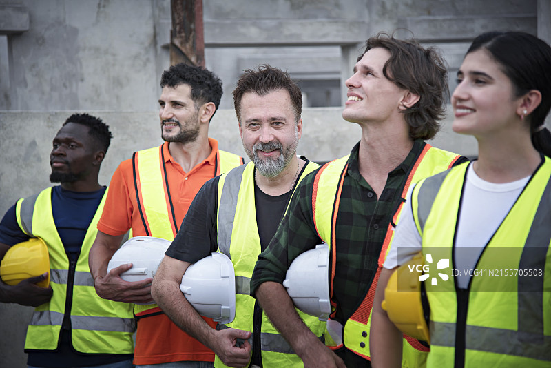 一群工厂工人的人物肖像图片素材