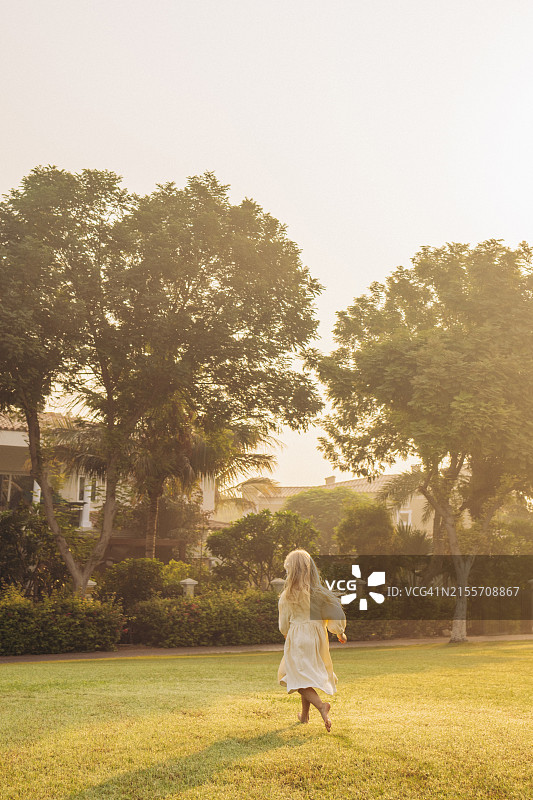 快乐的小女孩在公园玩耍图片素材