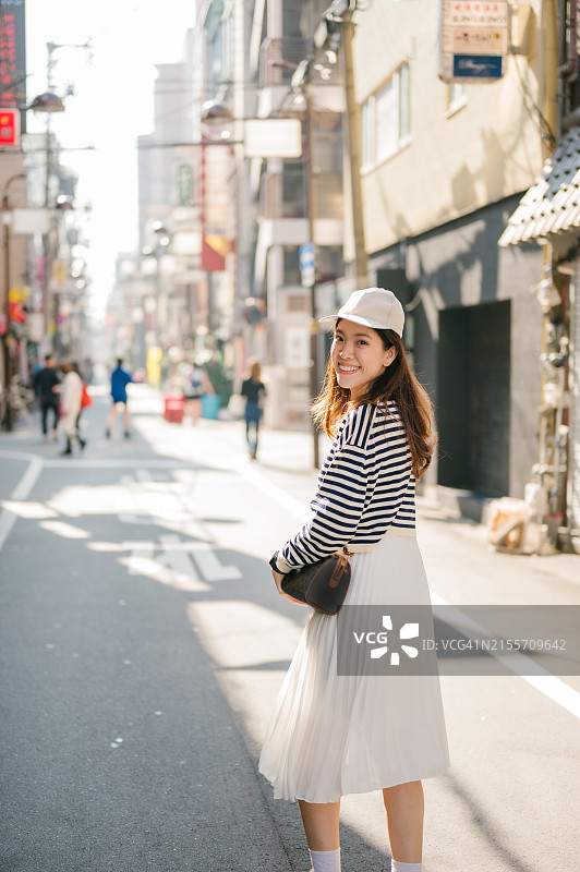 在大阪道顿堀心斋桥购物的年轻人图片素材