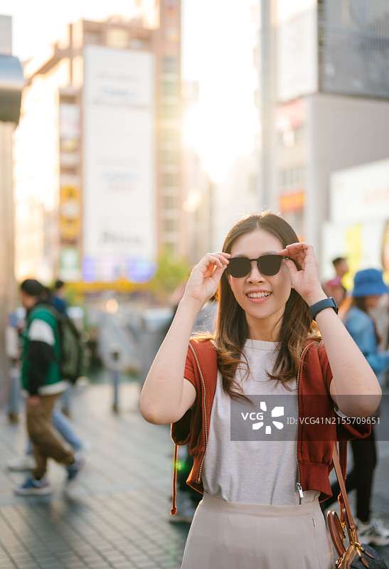日本大阪道顿堀心斋桥商业街上的行人图片素材