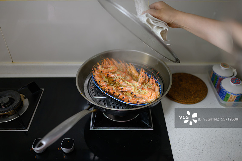 两名女子在家制作中国菜，蒜蓉虾图片素材