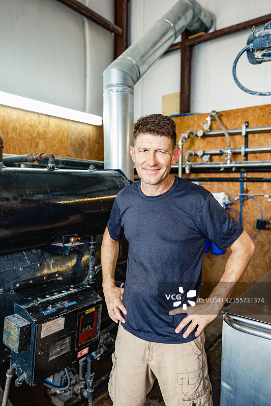 中年威士忌酿酒师在酿酒厂工作图片素材