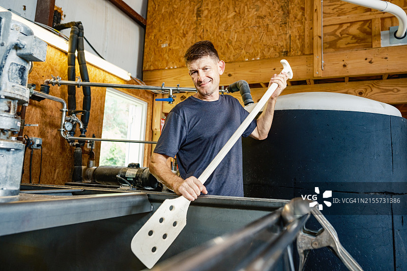 中年威士忌酿酒师在酿酒厂工作图片素材