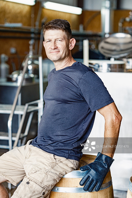 中年威士忌酿酒师在酿酒厂工作图片素材