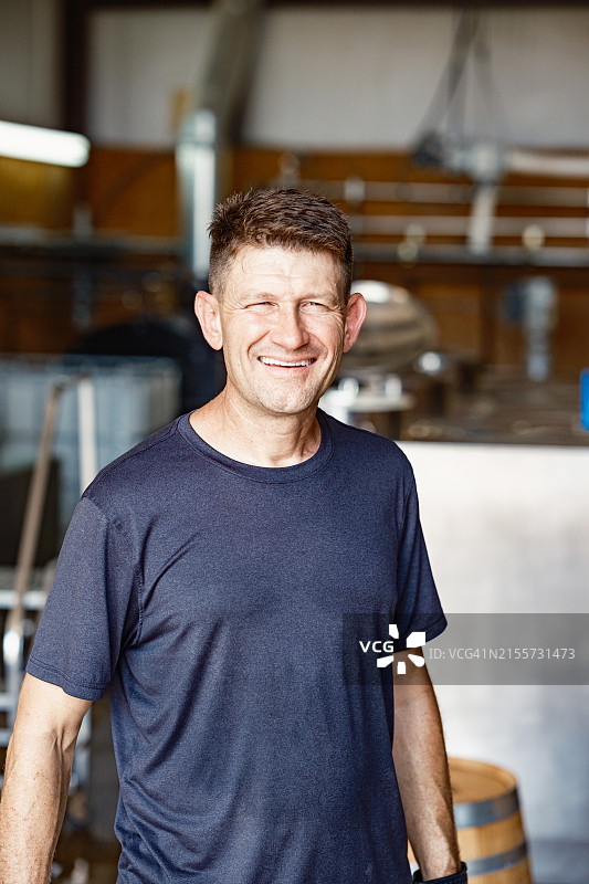 中年威士忌酿酒师在酿酒厂工作图片素材