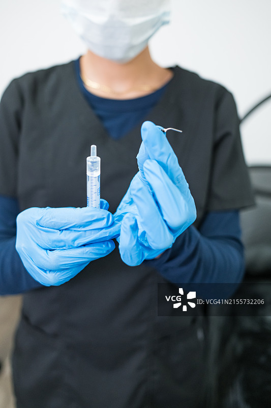 牙齿美白沙龙的年轻墨西哥女技师图片素材