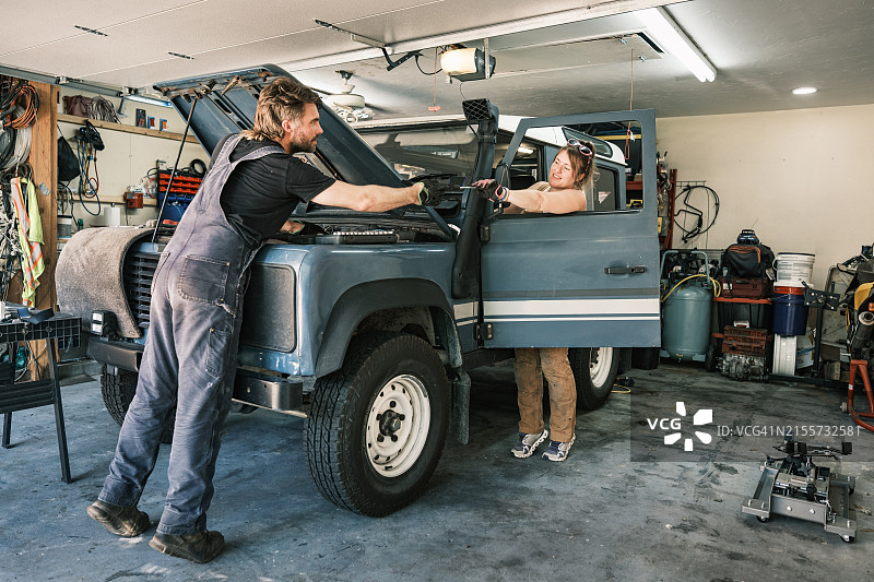 中年英国汽车修理工夫妇在自家车库工作图片素材
