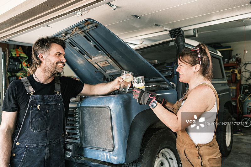 中年英国汽车修理工夫妇在自家车库工作图片素材