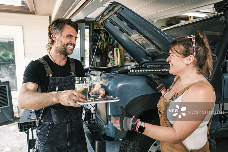 中年英国汽车修理工夫妇在自家车库工作图片素材