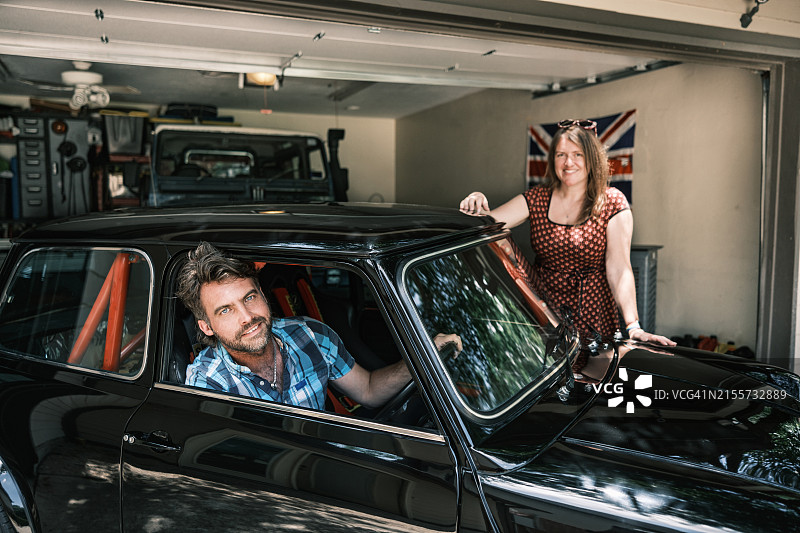 中年英国已婚夫妇与他们的老爷车合影图片素材