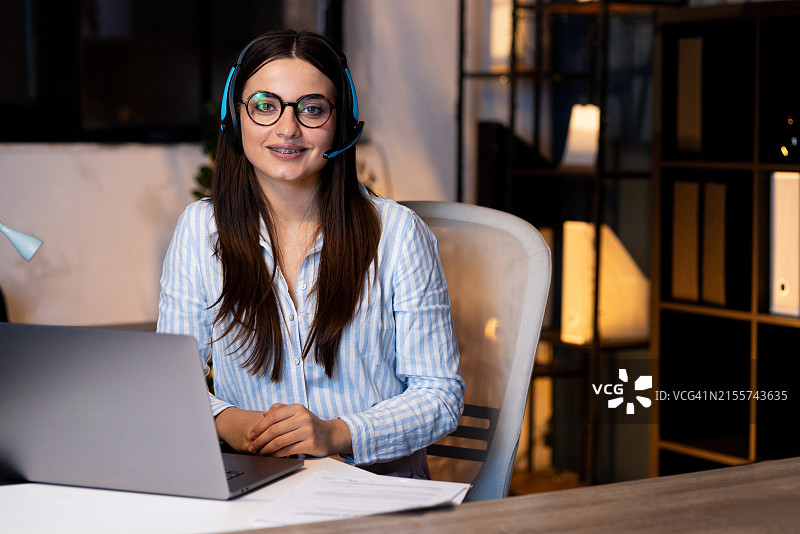 年轻调度员在家工作的画像图片素材