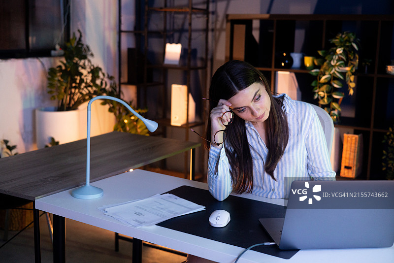深夜解决业务问题的年轻女人图片素材