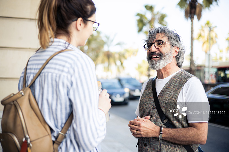 在度假时遇到年轻朋友的年长男士图片素材