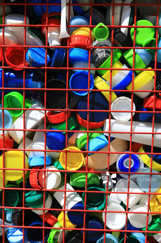 用于回收的容器中的塑料瓶盖图片素材