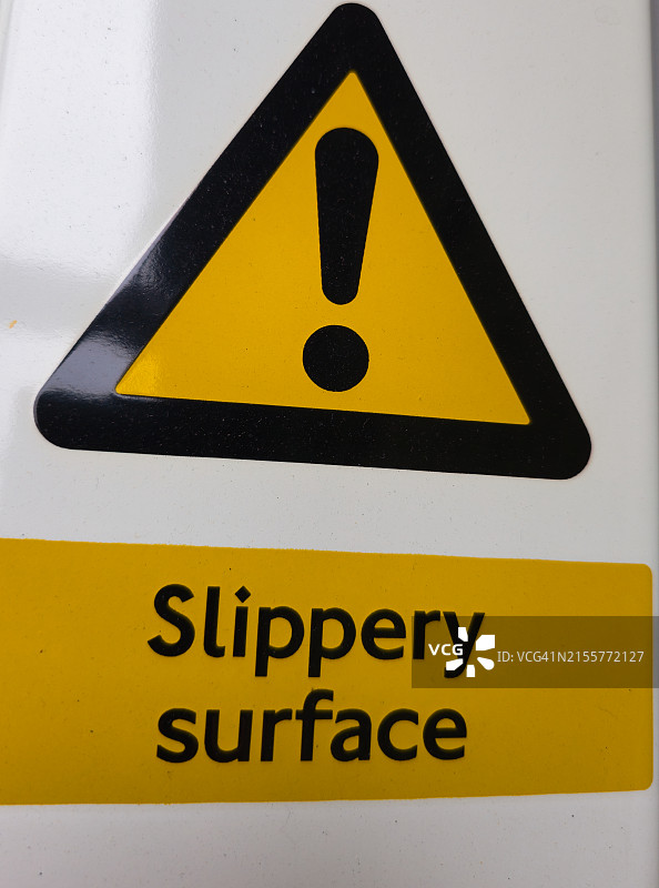路面湿滑警告标志图片素材