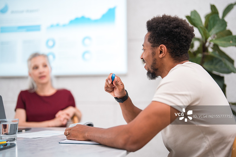 在会议中分享想法的黑人男商人图片素材
