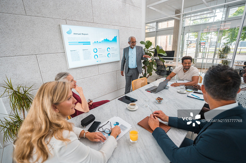 中年混血高管主持演示图片素材