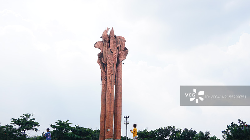 万隆火海纪念碑与蓝天图片素材