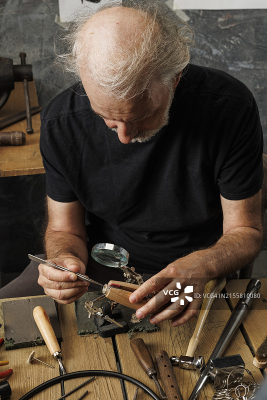 珠宝商手工制作戒指：珠宝工匠的工作室图片素材