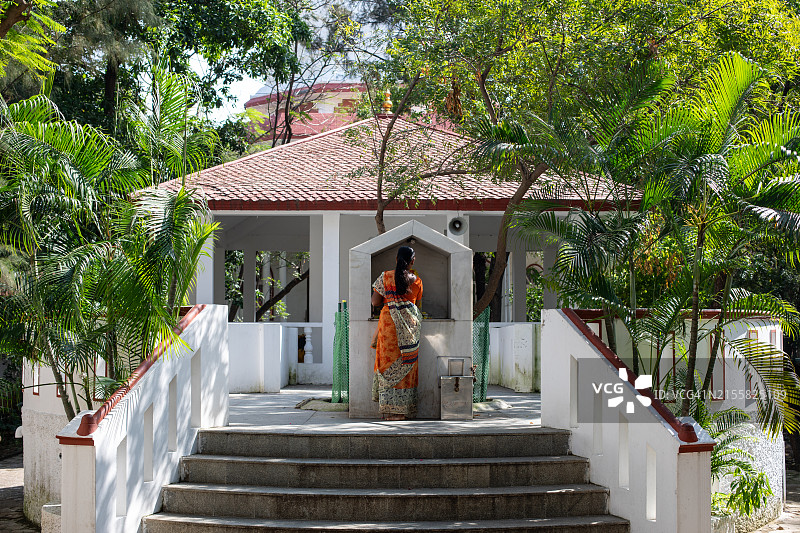 参观金奈希尔迪赛巴巴神庙图片素材