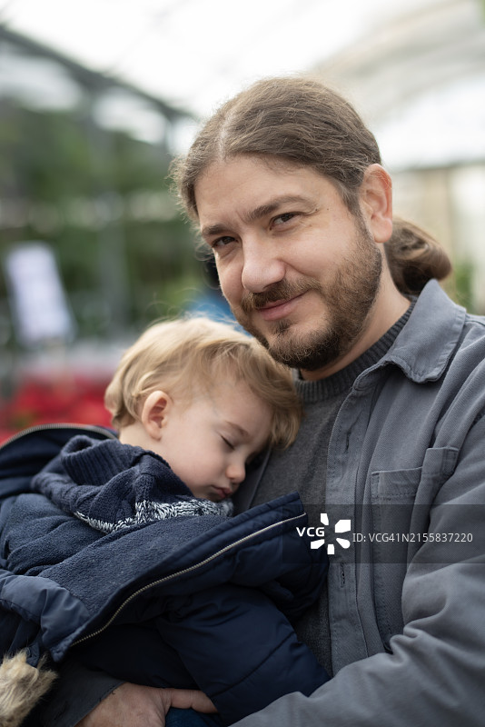 父子肖像：金发白人家庭图片素材