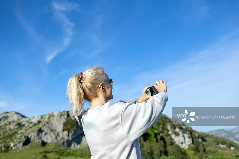 中年妇女在户外拍照图片素材