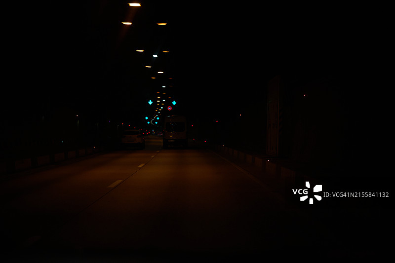 带灯光的黑暗汽车隧道图片素材