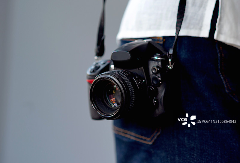 肩扛相机的摄影师图片素材