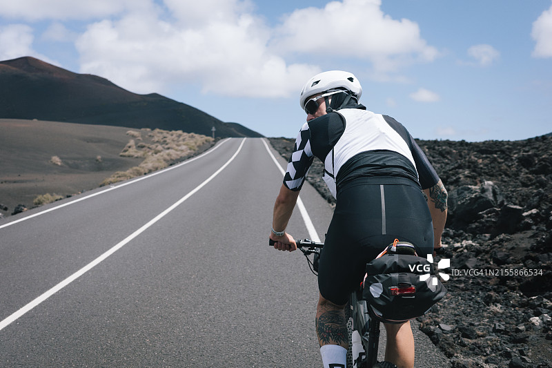 骑自行车者在乡村道路上骑行图片素材