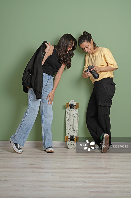 年轻女孩在工作室拍照图片素材