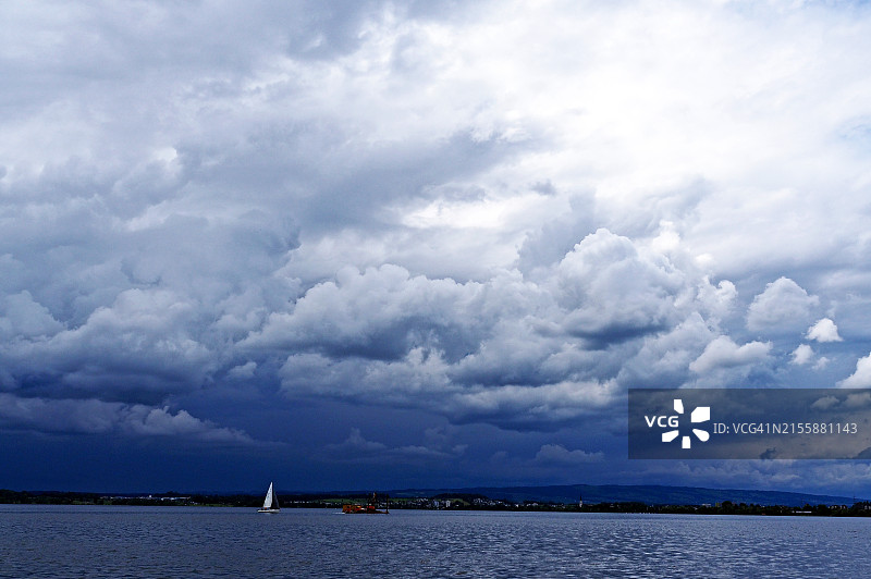 暴风雨前的楚格湖与孤独的帆船图片素材