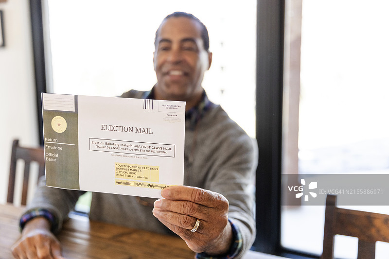 男人拿着缺席选票对着镜头图片素材