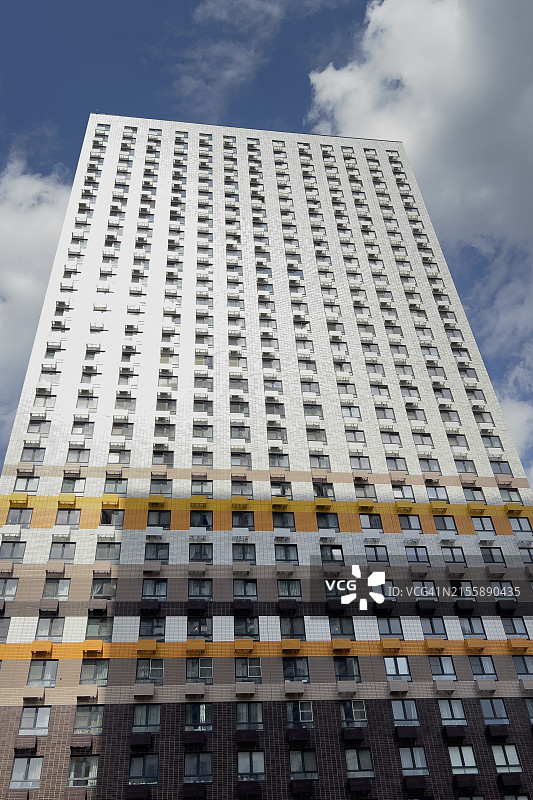 蓝天下的现代住宅建筑/建筑背景图片素材