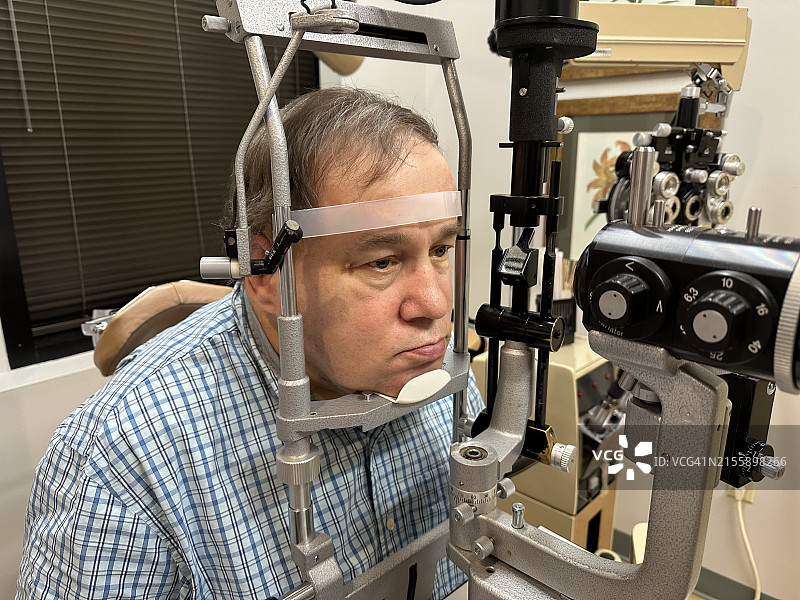 接受眼压检查的自闭症男人图片素材
