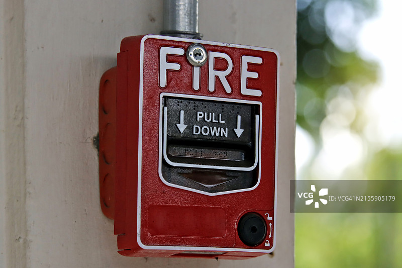 水泥墙上的火灾警报器信号图片素材