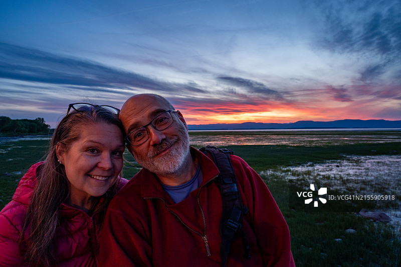 圣劳伦斯河上的夫妇和日落图片素材