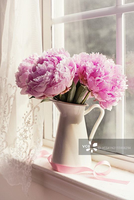 窗台上的粉色牡丹图片素材