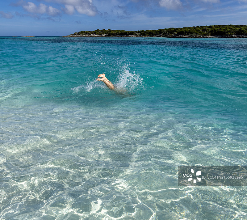 潜入埃克苏马巴哈马群岛完美的碧绿水域图片素材