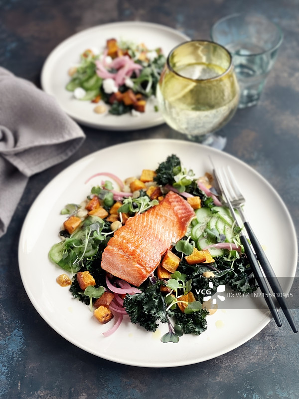 烤三文鱼鲜沙拉拼盘图片素材